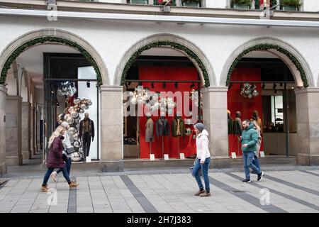 Munich, Allemagne.23 novembre 2021.Les gens font du shopping avec les ventes du Vendredi fou et de Noël à Munich, en Allemagne, le 23 novembre 2021.(Photo par Alexander Pohl/Sipa USA) crédit: SIPA USA/Alay Live News Banque D'Images