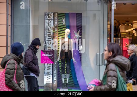 Munich, Allemagne.23 novembre 2021.Les gens font du shopping avec les ventes du Vendredi fou et de Noël à Munich, en Allemagne, le 23 novembre 2021.(Photo par Alexander Pohl/Sipa USA) crédit: SIPA USA/Alay Live News Banque D'Images