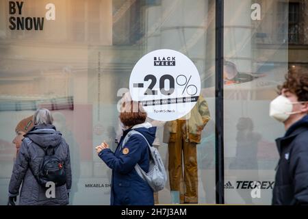 Munich, Allemagne.23 novembre 2021.Les gens font du shopping avec les ventes du Vendredi fou et de Noël à Munich, en Allemagne, le 23 novembre 2021.(Photo par Alexander Pohl/Sipa USA) crédit: SIPA USA/Alay Live News Banque D'Images