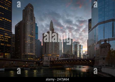 Vue sur le centre-ville de Chicago sur la rivière. Banque D'Images