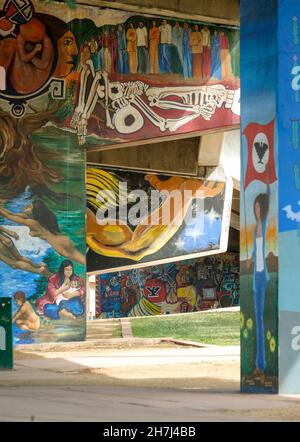 San Diego, États-Unis d'Amérique.28 septembre 2021.Peintures murales historiques peintes sur les pylônes du pont Coronado en hommage au patrimoine culturel Mexico-américain à Chicano Park, le 28 septembre 2021 à San Diego, Californie.Le parc situé sous le pont de San Diego-Coronado contient la plus grande collection de peintures murales extérieures des États-Unis.Crédit : Tami A. Heilemann/États-UnisService intérieur/Alamy Live News Banque D'Images