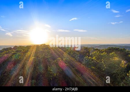 Vue aérienne du coucher de soleil au-dessus des sommets des arbres, Pennsylvanie, États-Unis Banque D'Images