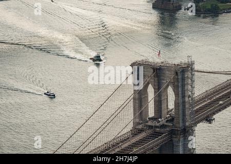 Remorqueurs sur le New York East River avec le pont de Brooklyn, New York, États-Unis Banque D'Images