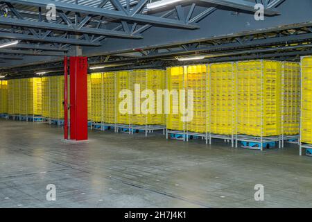 Rangées de stockage de robots, centre de distribution Amazon, Pennsylvanie, États-Unis Banque D'Images