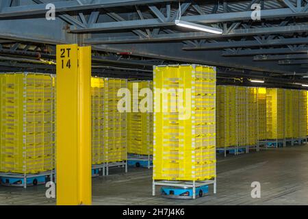 Rangées de stockage de robots, centre de distribution Amazon, Pennsylvanie, États-Unis Banque D'Images