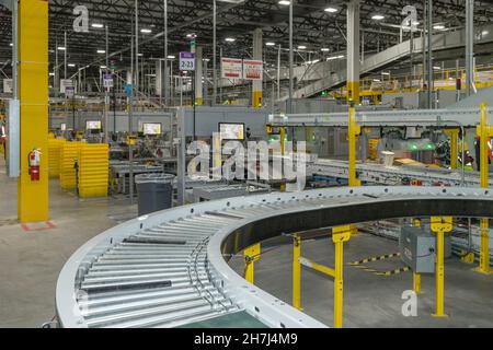 Vider le centre de distribution Amazon avant l'ouverture, Pennsylvanie, États-Unis Banque D'Images