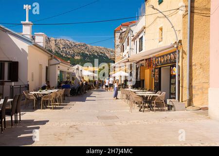 Baska, Croatie - 4 septembre 2021.Une rue à la fin de l'été dans la ville côtière historique de Baska sur l'île de Krk dans le comté de Primorje-Gorski Kotar en Croatie de l'Ouest Banque D'Images