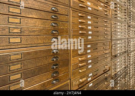 Anciennes armoires de rangement en bois anciennes pour le rangement des tirages Banque D'Images