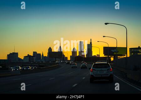 Circulation sur l'autoroute Interstate 95 au coucher du soleil, Philadelphie Pennsylvania USA Banque D'Images