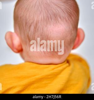 Point bald à l'arrière de la tête de bébé.Poils frottés de l'enfant en bas âge Banque D'Images