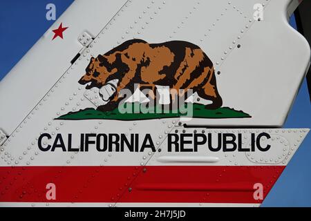 Le logo de l'État du drapeau de l'ours de la République de Californie (États-Unis) est peint sur le stabilisateur horizontal d'un hélicoptère pendant la journée. Banque D'Images