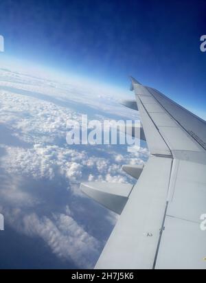 Vol en avion dans un ciel bleu profond sur des nuages blancs.Les compagnies aériennes françaises se battant comme on le voit depuis l'illuminateur Banque D'Images