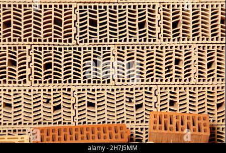 Une pile de blocs de céramique grand format, matériaux de céramique murale utilisés dans la construction moderne. Banque D'Images