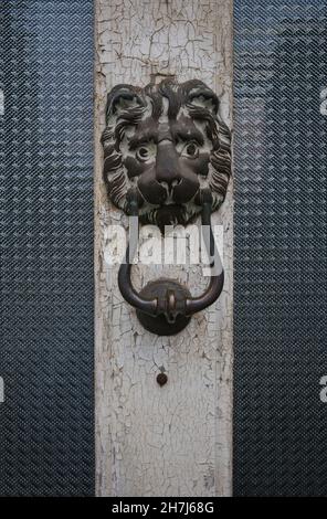 porte à tête de lion sur une vieille maison Banque D'Images