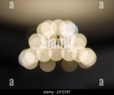 Composition abstraite de lumières floues sur fond marron clair Banque D'Images