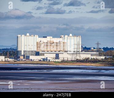 La construction du réacteur Magnox de la centrale nucléaire Oldbury maintenant désaffectée par l'estuaire Severn à Gloucestershire au Royaume-Uni Banque D'Images