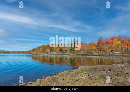 Lac Wallenpaupack à Poconos PA lors d'une journée d'automne lumineuse bordée d'arbres dans un feuillage vif et magnifique Banque D'Images