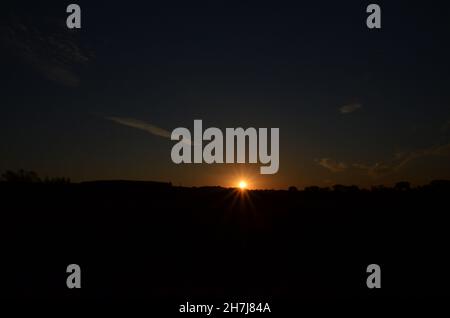 Lever du soleil en été, ombres sombres avant le lever du soleil Banque D'Images