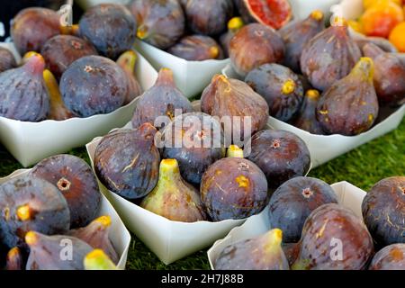 Les figues dans des récipients en papier sont mises en vente sur le marché des fruits Banque D'Images