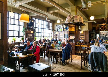 Les gens mangeant à WEST on the Green à WEST Brewery à Glasgow, en Écosse Banque D'Images