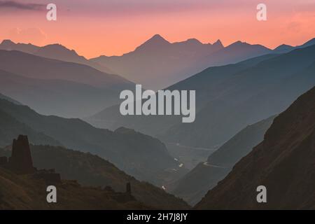 Coucher de soleil montagnes Caucase paysage vue aérienne nature voyage en plein air majestueux paysage de pic Banque D'Images
