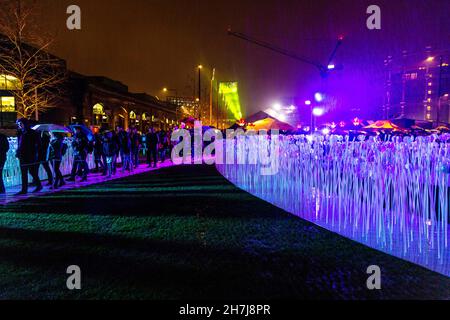 Installation lumineuse faite de réflecteurs sur des bâtons de Rami Bebawi / KANVA au London Festival Lumiere de Kings Cross, London, UK Banque D'Images