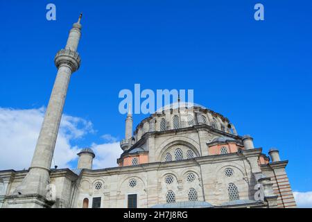 Istanbul, Turquie - novembre 2021 : extérieur de la mosquée Laleli, une mosquée impériale ottomane située à Fatih. Banque D'Images