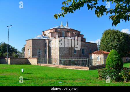 Istanbul, Turquie - novembre 2021 : extérieur de la petite mosquée Sainte-Sophie, ancienne église orthodoxe grecque de l'est transformée en mosquée. Banque D'Images