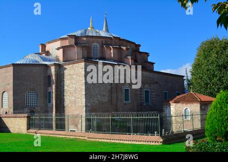 Istanbul, Turquie - novembre 2021 : extérieur de la petite mosquée Sainte-Sophie, ancienne église orthodoxe grecque de l'est transformée en mosquée. Banque D'Images