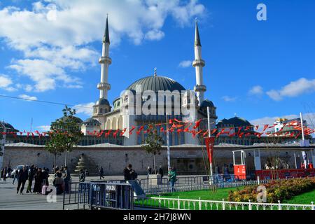 Istanbul, Turquie - novembre 2021 : extérieur de la mosquée Taksim située sur la place Taksim. Banque D'Images
