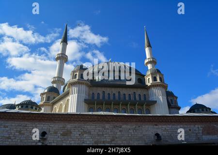 Istanbul, Turquie - novembre 2021 : extérieur de la mosquée Taksim située sur la place Taksim. Banque D'Images