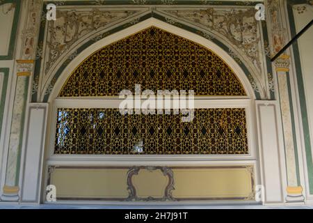 Istanbul, Turquie - novembre 2021 : détails du bâtiment du Conseil impérial sur la place du Divan au Palais de Topkapi. Banque D'Images