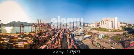 Hong Kong, Chine, 13 novembre 2021, le terminal Kwai Chung Container vu par un panorama de drone. Banque D'Images