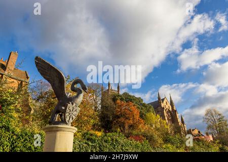 La sculpture de Swan le long des rives de la rivière Severn en automne avec Worcester Cathedral en arrière-plan, Worcestershire, Angleterre Banque D'Images