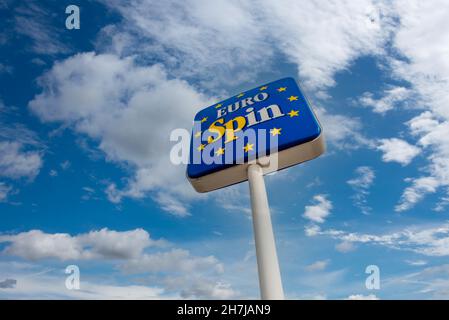 Fossano, Italie - 24 octobre 2021: Eurospin discount store logo contre le ciel bleu avec des nuages blancs. Banque D'Images