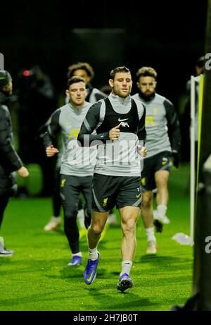 Kirkby, Liverpool, Angleterre ; 23 novembre 2021 ; AXA Training Center,Kirkby, Liverpool, Angleterre ; Liverpool FC s'entraîne avant le match de football de la Ligue des Champions contre le FC Porto le 24 novembre : James Milner de Liverpool Credit: Action plus Sports Images/Alay Live News Banque D'Images