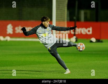 Kirkby, Liverpool, Angleterre ; 23 novembre 2021 ; AXA Training Center,Kirkby, Liverpool, Angleterre ; Liverpool FC s'entraîne avant le match de football de la Ligue des Champions contre le FC Porto le 24 novembre : Kostas Tsimikas de Liverpool crédit : action plus Sports Images/Alay Live News Banque D'Images