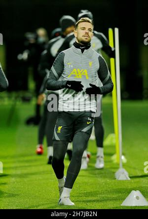 Kirkby, Liverpool, Angleterre ; 23 novembre 2021 ; AXA Training Center,Kirkby, Liverpool, Angleterre ; Liverpool FC s'entraîne avant le match de football de la Ligue des Champions contre le FC Porto le 24 novembre : Jordan Henderson de Liverpool crédit : action plus Sports Images/Alay Live News Banque D'Images