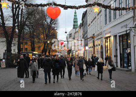 Copenhague/Danemark./23 novembre 2021/Apple sego et Apple Store vendeur dans la capitale danoise Copenhague Danemark.(Photo..Francis Joseph Dean/Dean Pictures) Banque D'Images