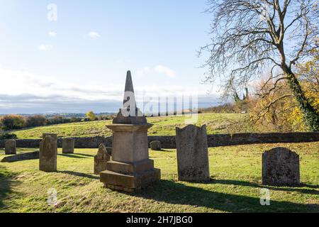 Cimetière et campagne, église Saint-Pierre, rue de l'église, Yaxley, Cambridgeshire,Angleterre, Royaume-Uni Banque D'Images