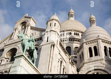 Vue en angle bas du Sacré coeur à Montmartre Paris France Banque D'Images