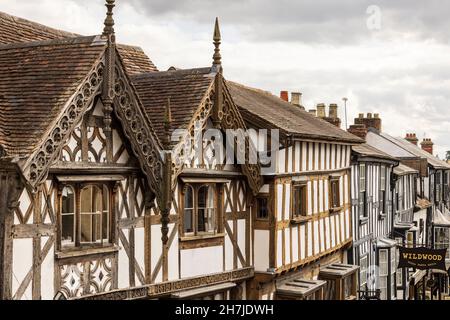 Vue sur Broad Street, considérée comme la plus belle rue d'Angleterre depuis la fenêtre Butter Cross, Ludlow, Shropshire, Angleterre, Royaume-Uni Banque D'Images