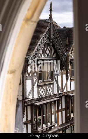 Vue sur Broad Street, considérée comme la plus belle rue d'Angleterre depuis la fenêtre Butter Cross, Ludlow, Shropshire, Angleterre, Royaume-Uni Banque D'Images