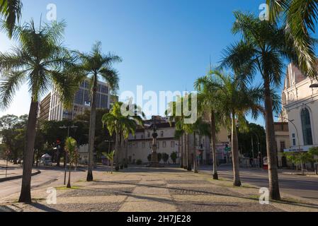 Rio de Janeiro, Brésil - 22 octobre 2021 : palmiers et lampe de Lapa au bout de la place.Installé en 1906, c'est un monument situé à Lapa. Banque D'Images