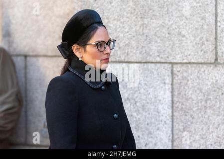 Le secrétaire d'État à l'intérieur, le député Priti Patel, arrive pour les funérailles du député assassiné Sir David Amess à la cathédrale de Westminster, à Londres, au Royaume-Uni Banque D'Images