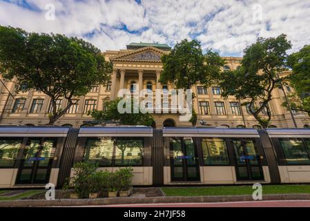 Rio de Janeiro, Brésil - 26 octobre 2021 : passage du tramway VLT devant le bâtiment de la Bibliothèque nationale. Banque D'Images