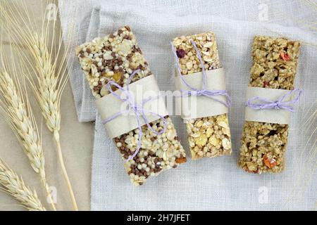 Vue sur les bars de fitness faits maison.Barres de flocons d'avoine avec baies et flocons de maïs.Collations saines et nutritives.Des aliments délicieux et sains.Assortiment de barres granola Banque D'Images