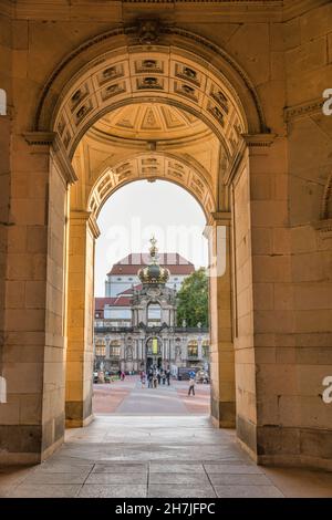 Vue par l'entrée du Dresdener Zwinger vers le Kronentor, Saxe, Dresde Banque D'Images