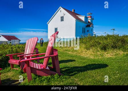 Parc Red Canada chaises Adirondacks et maison de gardien de phare sur l'île aux Perroquets, une des îles de l'archipel Mingan dans la région Côte Nord-Québec Banque D'Images