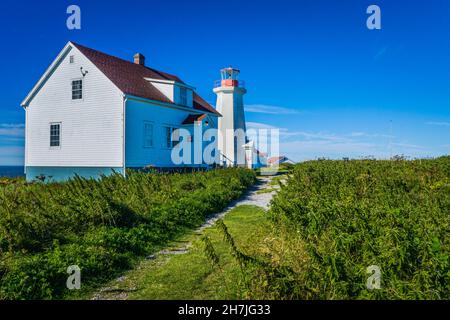 phare et maison de gardien de phare sur l'île aux Perroquets, une des îles de l'archipel Mingan dans la région Côte Nord du Québec (Canada) Banque D'Images